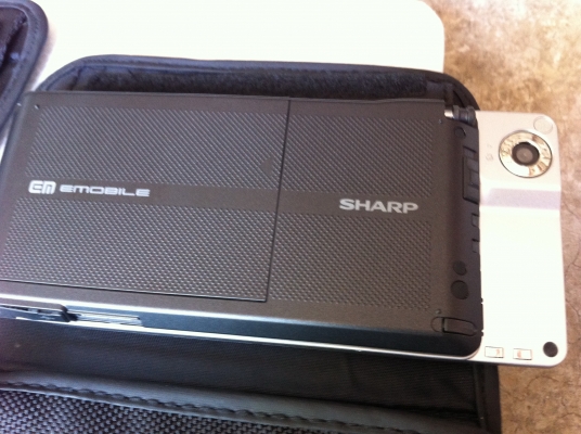 โทรศัพท์สมาร์ทโฟน SHARP สภาพสวยน่าจะใหม่เก่าเก็บมา มีซองเก็บมาด้วย(มีแค่สองอัน)