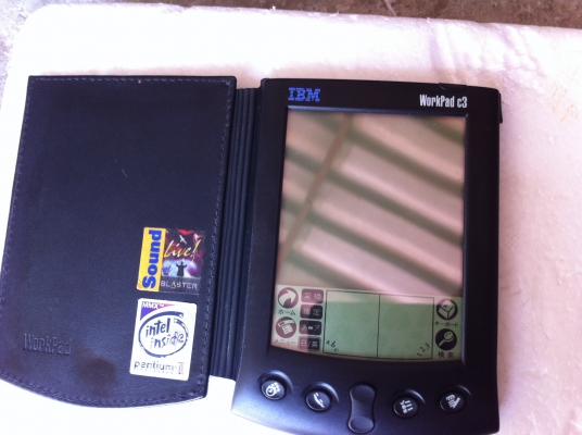 โทรศัพท์สมาร์ทโฟน SHARP สภาพสวยน่าจะใหม่เก่าเก็บมา มีซองเก็บมาด้วย(มีแค่สองอัน)