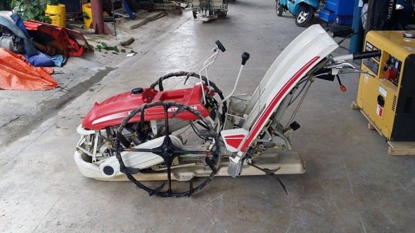 รถดำนา  MITSUBISHI รุ่น MP25  เก่าญี่ปุ่น ดำนา 2 แถว  ขนาดกระทัดรัด สภาพสวย เครื่องยนต์ติดง่าย สภาพพร้อมใช้งาน ไม่เคยใช้งานในไทย