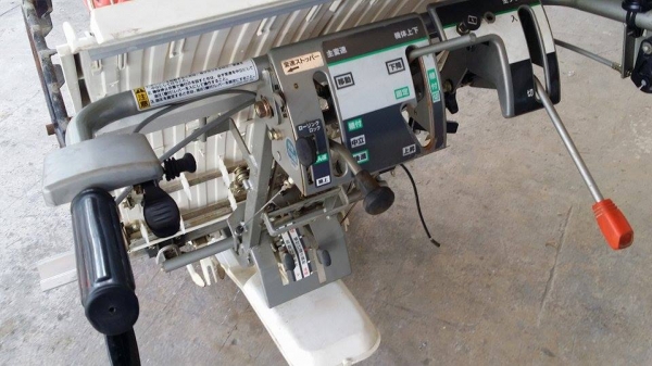 รถดำนา  KUBOTA รุ่น SP-2  เก่าญี่ปุ่น ดำนา 2 แถว  ขนาดกระทัดรัด สภาพสวย เครื่องยนต์ติดง่าย สภาพพร้อมใช้งาน ไม่เคยใช้งานในไทย