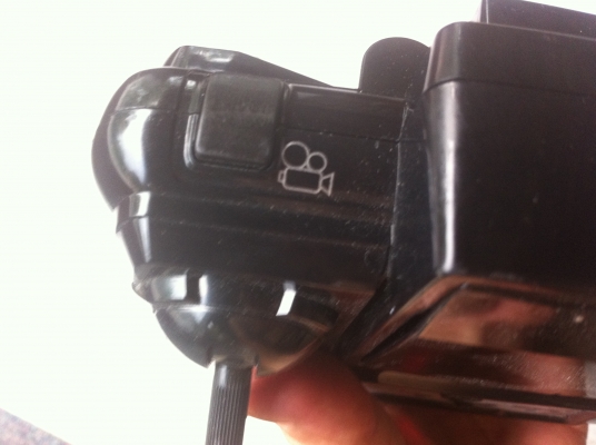 เฮลิคอปเตอร์ติดกล้องสามารถถ่าย VDO ถ่ายภาพได้ มีที่เสียบการ์ดSD เพื่อบันทึกเก็บได้