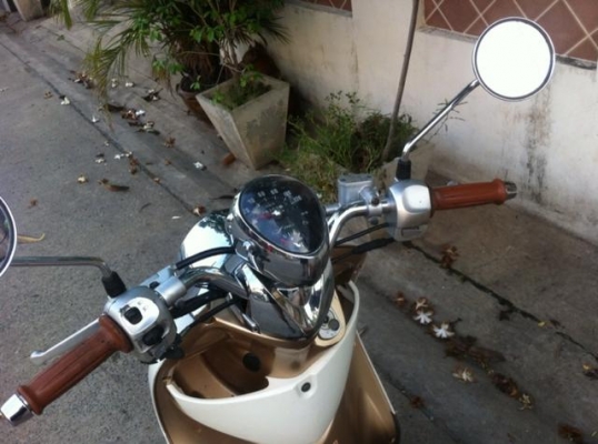 Yamaha Fino Classic ขาว น้ำตาลทอง ชุดหน้าโครมเมี่ยม สวยใหม่