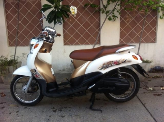 Yamaha Fino Classic ขาว น้ำตาลทอง ชุดหน้าโครมเมี่ยม สวยใหม่