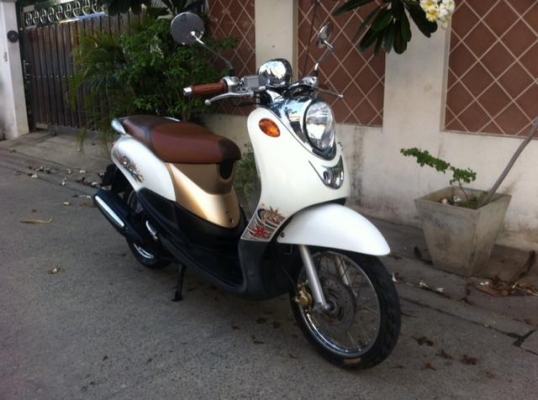 Yamaha Fino Classic ขาว น้ำตาลทอง ชุดหน้าโครมเมี่ยม สวยใหม่