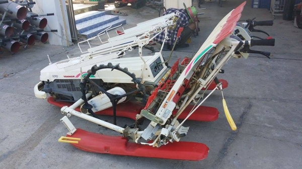 รถดำนา YANMAR รุ่น AP400 เก่าญี่ปุ่น  ดำนา 4 แถว  ขนาดกระทัดรัด สภาพสวยมาก  เครื่องยนต์ติดง่าย สภาพพร้อมใช้งาน