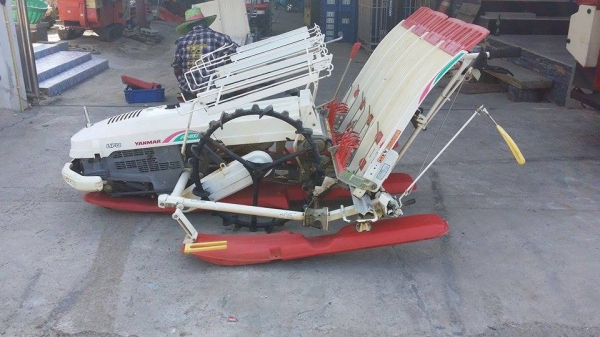 รถดำนา YANMAR รุ่น AP400 เก่าญี่ปุ่น  ดำนา 4 แถว  ขนาดกระทัดรัด สภาพสวยมาก  เครื่องยนต์ติดง่าย สภาพพร้อมใช้งาน