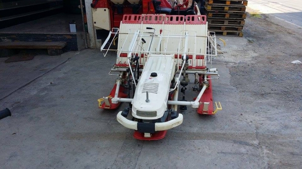 รถดำนา YANMAR รุ่น AP400 เก่าญี่ปุ่น  ดำนา 4 แถว  ขนาดกระทัดรัด สภาพสวยมาก  เครื่องยนต์ติดง่าย สภาพพร้อมใช้งาน