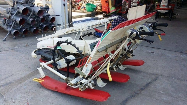 รถดำนา YANMAR รุ่น AP400 เก่าญี่ปุ่น  ดำนา 4 แถว  ขนาดกระทัดรัด สภาพสวยมาก  เครื่องยนต์ติดง่าย สภาพพร้อมใช้งาน