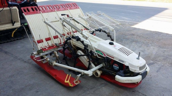 รถดำนา YANMAR รุ่น AP400 เก่าญี่ปุ่น  ดำนา 4 แถว  ขนาดกระทัดรัด สภาพสวยมาก  เครื่องยนต์ติดง่าย สภาพพร้อมใช้งาน