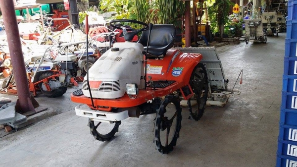 รถปลูกข้าวนั่งขับ KUBOTA รุ่น SPK45 เก่าญี่ปุ่น  ดำนา 4 แถว สภาพสวย เครื่องยนต์ติดง่าย สภาพพร้อมใช้งาน