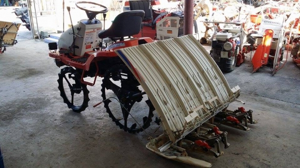 รถปลูกข้าวนั่งขับ KUBOTA รุ่น SPK45 เก่าญี่ปุ่น  ดำนา 4 แถว สภาพสวย เครื่องยนต์ติดง่าย สภาพพร้อมใช้งาน