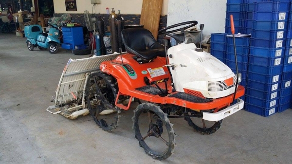 รถปลูกข้าวนั่งขับ KUBOTA รุ่น SPK45 เก่าญี่ปุ่น  ดำนา 4 แถว สภาพสวย เครื่องยนต์ติดง่าย สภาพพร้อมใช้งาน