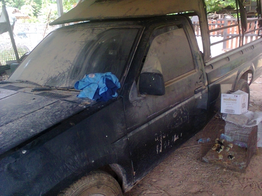 รถนิสันฝาแดง