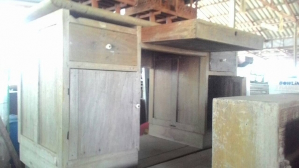 โต๊ะบัญชีไม้สักรุ่นเก่าเดิมๆครบๆ