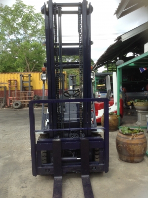 +++ ขายโฟล์คลิฟท์  KOMATSU FD30-11  ขนาด 3 ตัน  เครื่องยนต์ดีเซล  เสา  4.5  เมตร  ไซด์ชิพ  (งาสไลด์)  เกียร์ธรรมดา  ยางตัน