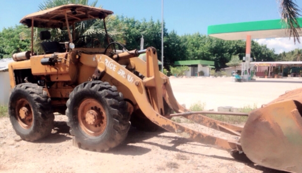 KOMATSU JH30 รถตักล้อยาง เครื่องเดิมปั๊มเดิมแรงดีสุดๆพร้อมใช้งานได้เลยครับ ต่อแขนยาวครบ ตักได้หนึ่งคิวครึ่ง ยกขึ้นรถบรรทุกสิบล้อคอกเกษตรได้เลยครับ ระบบไฮดรอลิกส์ไม่มีแตกเยิ้มสภาพดีมากครับ ช่วงล่างแน่นหนึบ ยางสภาพดีประมาณ 60\% พร้อมใช้งาน เอกสารสัญญาซื้อขาย