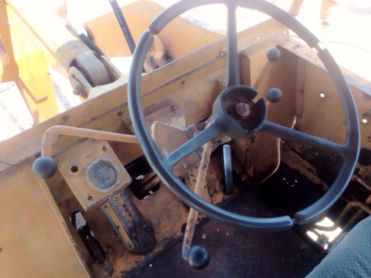 KOMATSU JH30 รถตักล้อยาง เครื่องเดิมปั๊มเดิมแรงดีสุดๆพร้อมใช้งานได้เลยครับ ต่อแขนยาวครบ ตักได้หนึ่งคิวครึ่ง ยกขึ้นรถบรรทุกสิบล้อคอกเกษตรได้เลยครับ ระบบไฮดรอลิกส์ไม่มีแตกเยิ้มสภาพดีมากครับ ช่วงล่างแน่นหนึบ ยางสภาพดีประมาณ 60\% พร้อมใช้งาน เอกสารสัญญาซื้อขาย