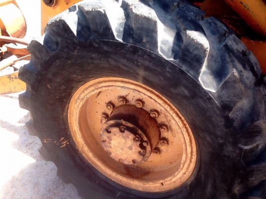 KOMATSU JH30 รถตักล้อยาง เครื่องเดิมปั๊มเดิมแรงดีสุดๆพร้อมใช้งานได้เลยครับ ต่อแขนยาวครบ ตักได้หนึ่งคิวครึ่ง ยกขึ้นรถบรรทุกสิบล้อคอกเกษตรได้เลยครับ ระบบไฮดรอลิกส์ไม่มีแตกเยิ้มสภาพดีมากครับ ช่วงล่างแน่นหนึบ ยางสภาพดีประมาณ 60\% พร้อมใช้งาน เอกสารสัญญาซื้อขาย