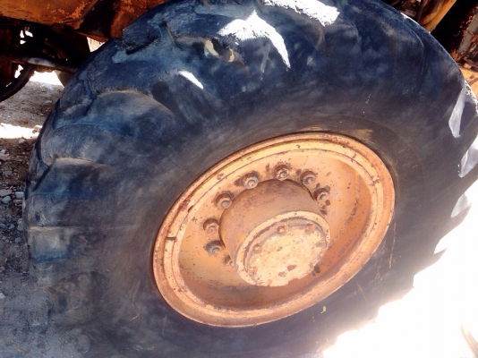 KOMATSU JH30 รถตักล้อยาง เครื่องเดิมปั๊มเดิมแรงดีสุดๆพร้อมใช้งานได้เลยครับ ต่อแขนยาวครบ ตักได้หนึ่งคิวครึ่ง ยกขึ้นรถบรรทุกสิบล้อคอกเกษตรได้เลยครับ ระบบไฮดรอลิกส์ไม่มีแตกเยิ้มสภาพดีมากครับ ช่วงล่างแน่นหนึบ ยางสภาพดีประมาณ 60\% พร้อมใช้งาน เอกสารสัญญาซื้อขาย