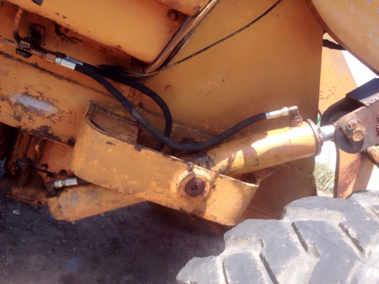 KOMATSU JH30 รถตักล้อยาง เครื่องเดิมปั๊มเดิมแรงดีสุดๆพร้อมใช้งานได้เลยครับ ต่อแขนยาวครบ ตักได้หนึ่งคิวครึ่ง ยกขึ้นรถบรรทุกสิบล้อคอกเกษตรได้เลยครับ ระบบไฮดรอลิกส์ไม่มีแตกเยิ้มสภาพดีมากครับ ช่วงล่างแน่นหนึบ ยางสภาพดีประมาณ 60\% พร้อมใช้งาน เอกสารสัญญาซื้อขาย