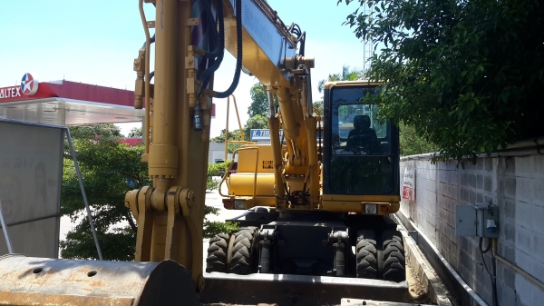 ขายรถแมคโค ล้อยาง KOMATSU PW130-6 ดี