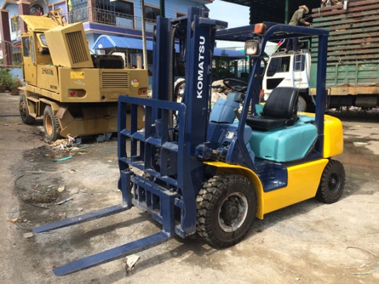 ขายฟอร์คลิฟต์ KOMATSU เครื่องยนต์ไดเรคอินเจ็คชั่น เกียร์ออโต้ สีใหม่ ยางใหม่ สภาพสวยมาก (เบอร์โทร 081-942-5002)