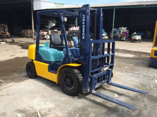 ขายฟอร์คลิฟต์ KOMATSU เครื่องยนต์ไดเรคอินเจ็คชั่น เกียร์ออโต้ สีใหม่ ยางใหม่ สภาพสวยมาก (เบอร์โทร 081-942-5002)