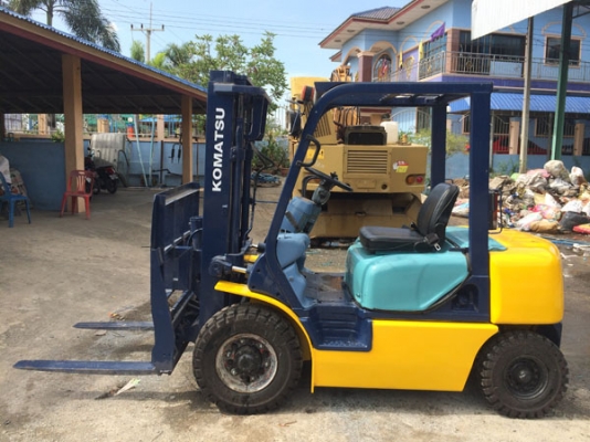 ขายฟอร์คลิฟต์ KOMATSU เครื่องยนต์ไดเรคอินเจ็คชั่น เกียร์ออโต้ สีใหม่ ยางใหม่ สภาพสวยมาก (เบอร์โทร 081-942-5002)