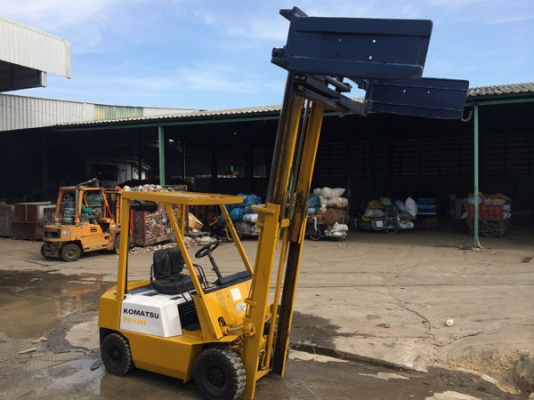 ขายรถฟอร์คลิฟต์ KOMATSU FD 15 H  เกียร์ธรรมดา ปากหนีบ สีใหม่ ยางใหม่ เป็นยางตัน สภาพดีมาก (เบอร์โทร 081-942-5002)