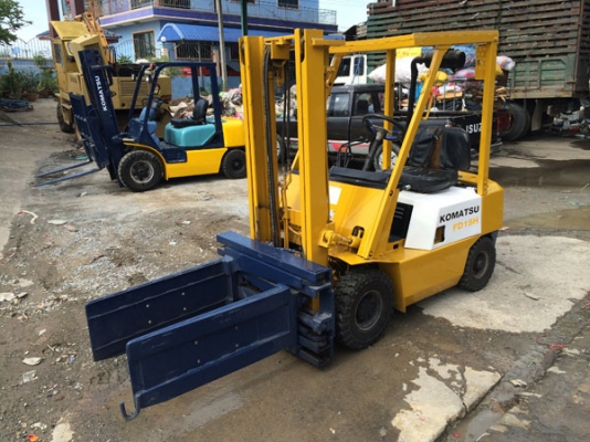 ขายรถฟอร์คลิฟต์ KOMATSU FD 15 H  เกียร์ธรรมดา ปากหนีบ สีใหม่ ยางใหม่ เป็นยางตัน สภาพดีมาก (เบอร์โทร 081-942-5002)
