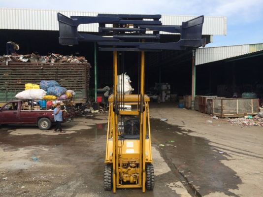 ขายรถฟอร์คลิฟต์ KOMATSU FD 15 H  เกียร์ธรรมดา ปากหนีบ สีใหม่ ยางใหม่ เป็นยางตัน สภาพดีมาก (เบอร์โทร 081-942-5002)