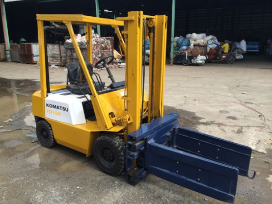 ขายรถฟอร์คลิฟต์ KOMATSU FD 15 H  เกียร์ธรรมดา ปากหนีบ สีใหม่ ยางใหม่ เป็นยางตัน สภาพดีมาก (เบอร์โทร 081-942-5002)