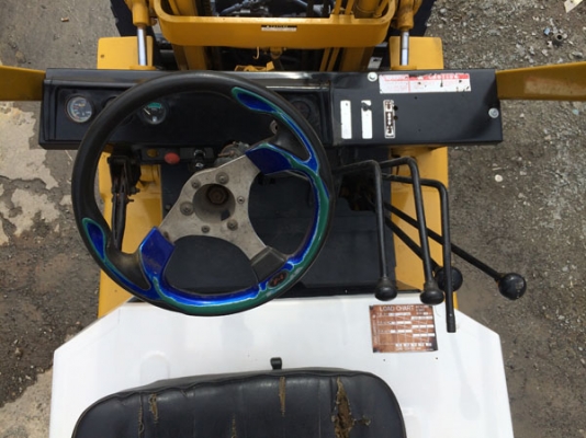 ขายรถฟอร์คลิฟต์ KOMATSU FD 15 H  เกียร์ธรรมดา ปากหนีบ สีใหม่ ยางใหม่ เป็นยางตัน สภาพดีมาก (เบอร์โทร 081-942-5002)