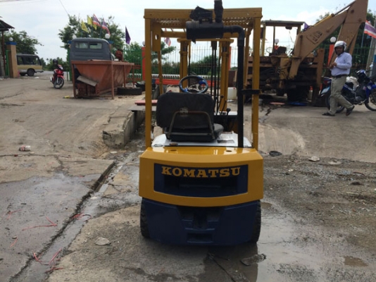ขายรถฟอร์คลิฟต์ KOMATSU FD 15 H  เกียร์ธรรมดา ปากหนีบ สีใหม่ ยางใหม่ เป็นยางตัน สภาพดีมาก (เบอร์โทร 081-942-5002)