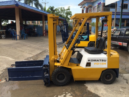 ขายรถฟอร์คลิฟต์ KOMATSU FD 15 H  เกียร์ธรรมดา ปากหนีบ สีใหม่ ยางใหม่ เป็นยางตัน สภาพดีมาก (เบอร์โทร 081-942-5002)