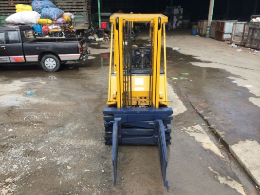 ขายรถฟอร์คลิฟต์ KOMATSU FD 15 H  เกียร์ธรรมดา ปากหนีบ สีใหม่ ยางใหม่ เป็นยางตัน สภาพดีมาก (เบอร์โทร 081-942-5002)