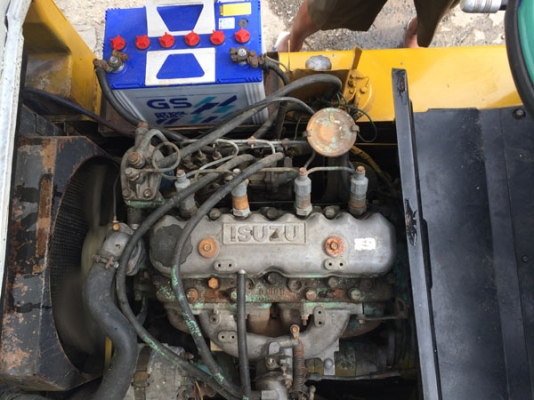 ขายรถฟอร์คลิฟต์ KOMATSU FD 15 H  เกียร์ธรรมดา ปากหนีบ สีใหม่ ยางใหม่ เป็นยางตัน สภาพดีมาก (เบอร์โทร 081-942-5002)