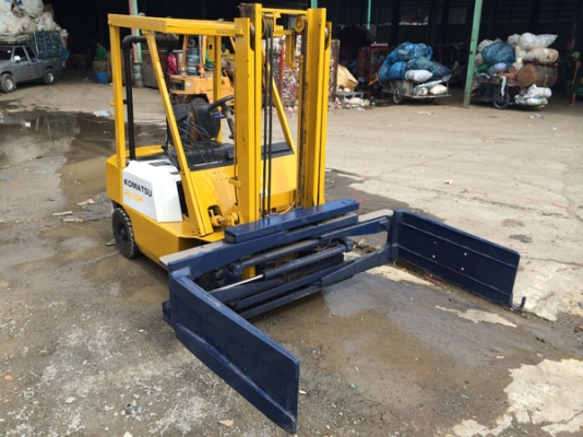 ขายรถฟอร์คลิฟต์ KOMATSU FD 15 H  เกียร์ธรรมดา ปากหนีบ สีใหม่ ยางใหม่ เป็นยางตัน สภาพดีมาก (เบอร์โทร 081-942-5002)
