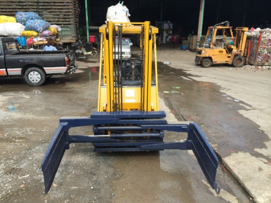 ขายรถฟอร์คลิฟต์ KOMATSU FD 15 H  เกียร์ธรรมดา ปากหนีบ สีใหม่ ยางใหม่ เป็นยางตัน สภาพดีมาก (เบอร์โทร 081-942-5002)