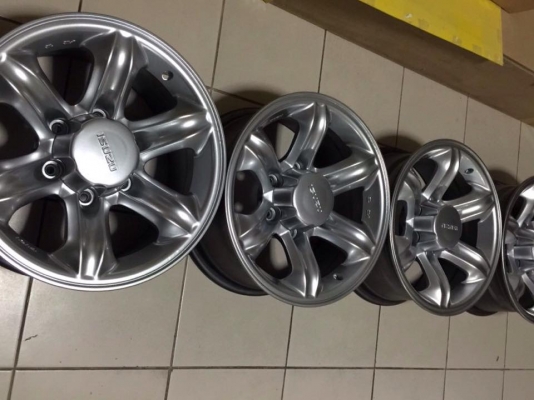 ขายล้อเล็บเหยี่ยว อีซูซุแท้ขอบ 16 สีไฮเปอร์ซิลเวอร์ ยังไม่คว้านรู ยังไม่เคยยิงน๊อต มีฝาครอบดุมตราอีซุซุ  พร้อมน๊อตจับ สภาพป้ายแดง