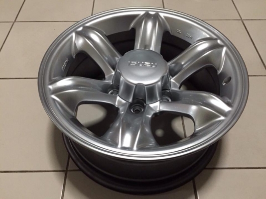 ขายล้อเล็บเหยี่ยว อีซูซุแท้ขอบ 16 สีไฮเปอร์ซิลเวอร์ ยังไม่คว้านรู ยังไม่เคยยิงน๊อต มีฝาครอบดุมตราอีซุซุ  พร้อมน๊อตจับ สภาพป้ายแดง