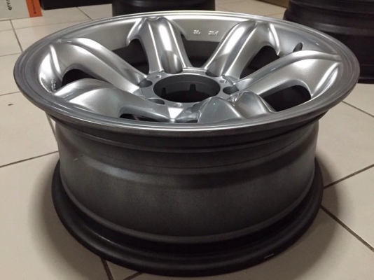 ขายล้อเล็บเหยี่ยว อีซูซุแท้ขอบ 16 สีไฮเปอร์ซิลเวอร์ ยังไม่คว้านรู ยังไม่เคยยิงน๊อต มีฝาครอบดุมตราอีซุซุ  พร้อมน๊อตจับ สภาพป้ายแดง