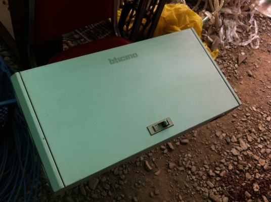 ตู้โหลดไฟฟ้า bticino ขนาด สูง 64 ซม. กว้าง 33 มีเมนเบรคเกอร์ควบคุมขนาด 100 A.