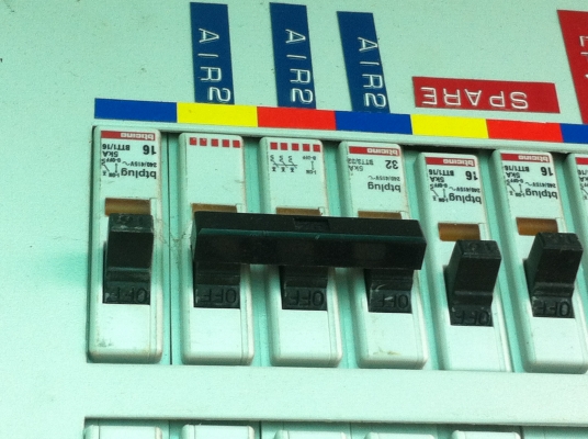 ตู้โหลดไฟฟ้า bticino ขนาด สูง 64 ซม. กว้าง 33 มีเมนเบรคเกอร์ควบคุมขนาด 100 A.