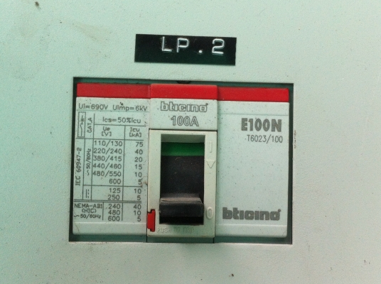 ตู้โหลดไฟฟ้า bticino ขนาด สูง 64 ซม. กว้าง 33 มีเมนเบรคเกอร์ควบคุมขนาด 100 A.