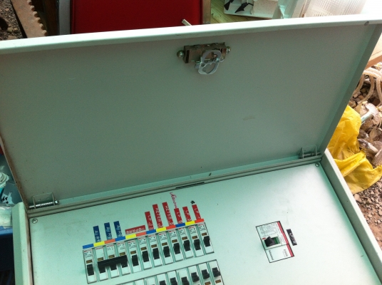 ตู้โหลดไฟฟ้า bticino ขนาด สูง 64 ซม. กว้าง 33 มีเมนเบรคเกอร์ควบคุมขนาด 100 A.