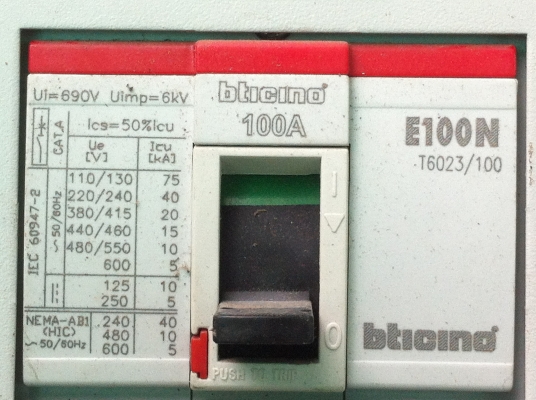 ตู้โหลดไฟฟ้า bticino ขนาด สูง 64 ซม. กว้าง 33 มีเมนเบรคเกอร์ควบคุมขนาด 100 A.