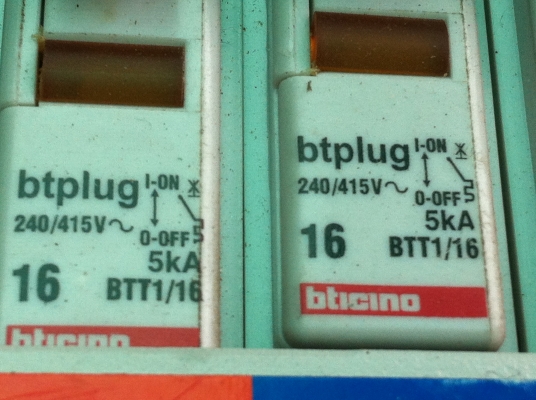 ตู้โหลดไฟฟ้า bticino ขนาด สูง 64 ซม. กว้าง 33 มีเมนเบรคเกอร์ควบคุมขนาด 100 A.
