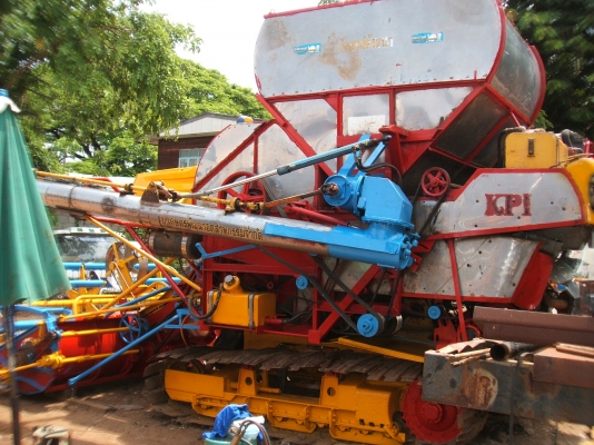 ขายรถเกี่ยวข้าวเกษตรพัฒนา อุ้ม 2.5 ตัน รุ่นเจ้าช้างไวไฟ ปี 48 เครื่องยนต์ มิตซู 225 แรงม้า ขายรถเกี่ยวข้าวเกษตรพัฒนา อุ้ม 2.5 ตัน รุ่นเจ้าช้างไวไฟ ปี 48 เครื่องยนต์ มิตซู 225 แรงม้า