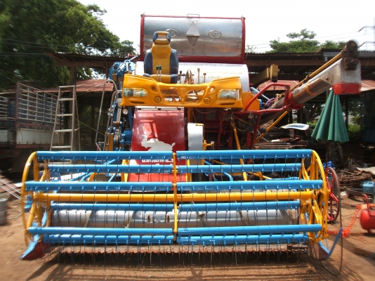 ขายรถเกี่ยวข้าวเกษตรพัฒนา อุ้ม 2.5 ตัน รุ่นเจ้าช้างไวไฟ ปี 48 เครื่องยนต์ มิตซู 225 แรงม้า